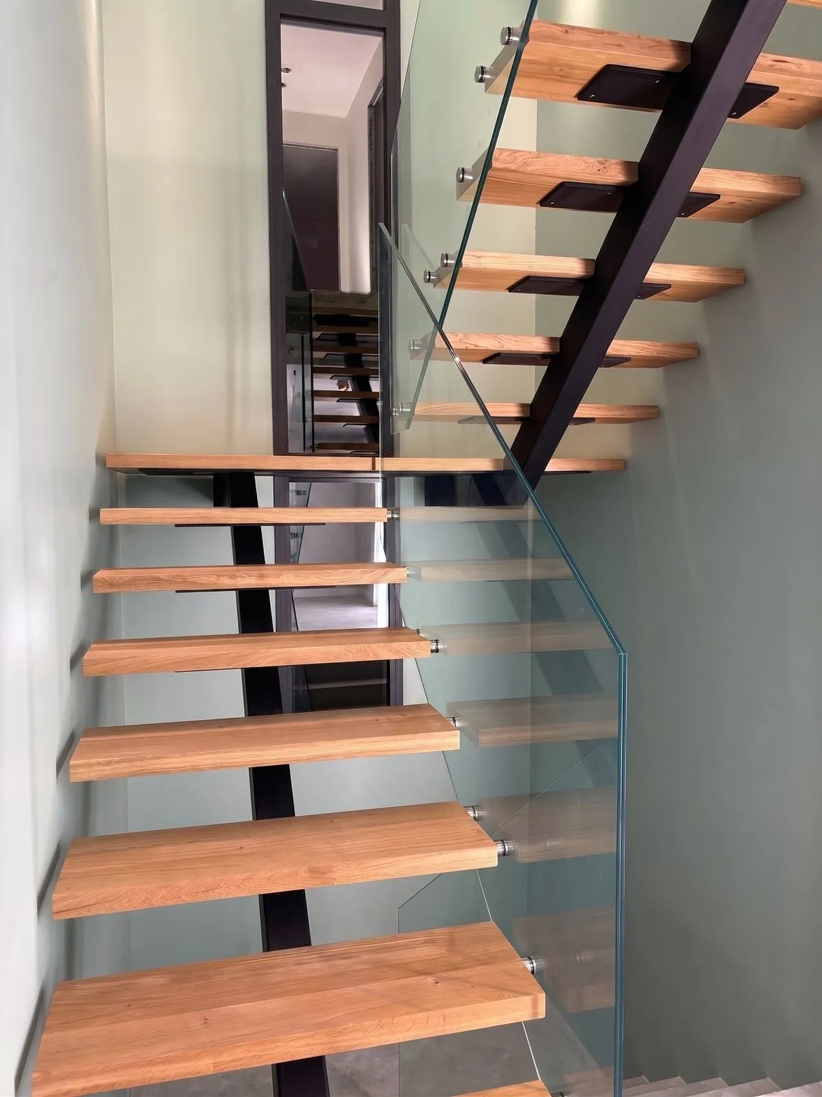 Escalier 2/4 tournant à limon central avec palier — Versailles · réf. r72