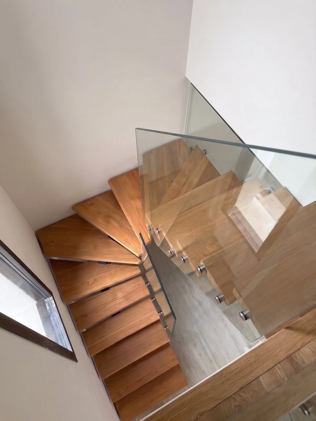 Escalier 2/4 tournant à limon central débillardé — Mulhouse