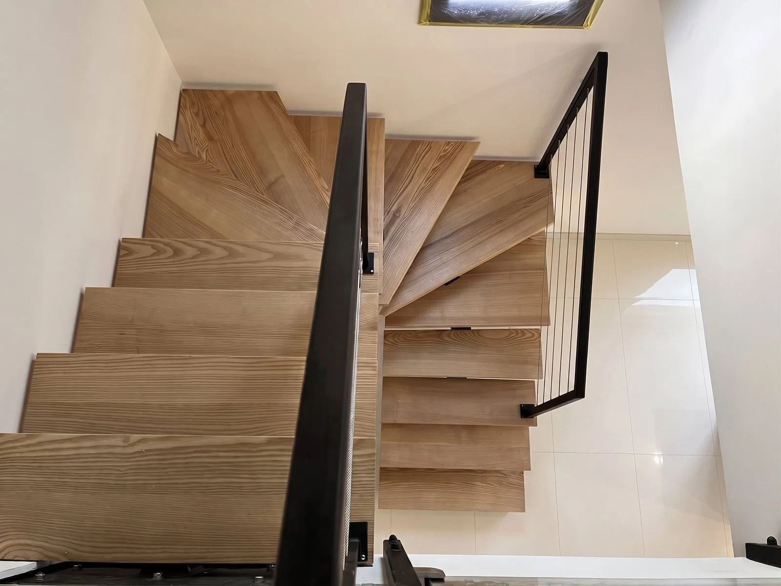 Escalier 2/4 tournant à limon central débillardé — Vieux-Thann