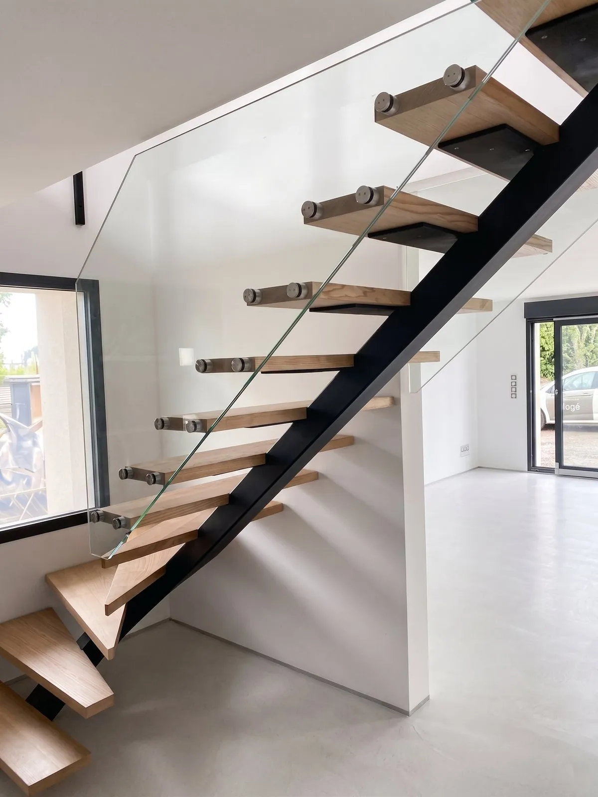 Escalier 1/4 tournant à limon central avec garde-corps full verre — Alès