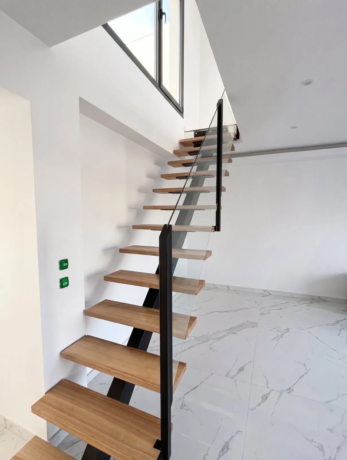 Escalier droit à limon central avec garde-corps full verre — Neuilly-sur-Seine