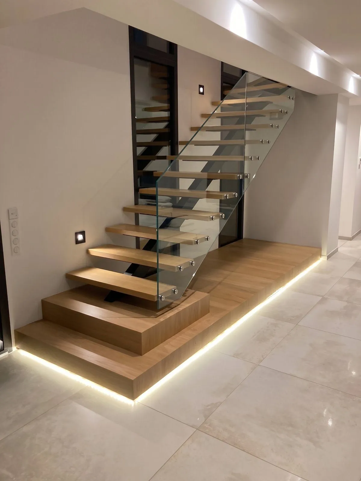 Escalier design en acier et bois — Aix-en-Provence