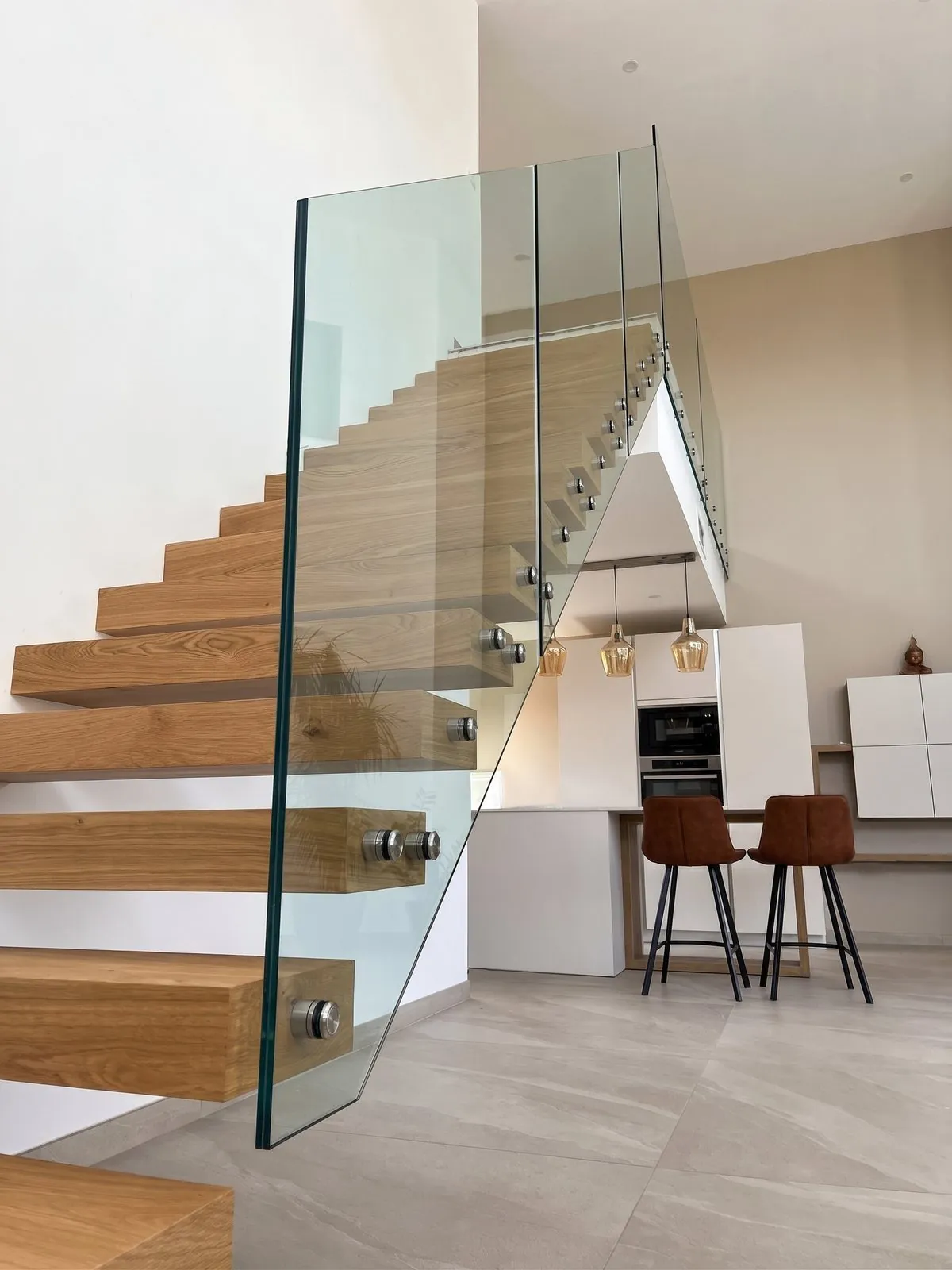 Escalier suspendu chêne et garde-corps verre — savoir-faire Atelier Palmarini