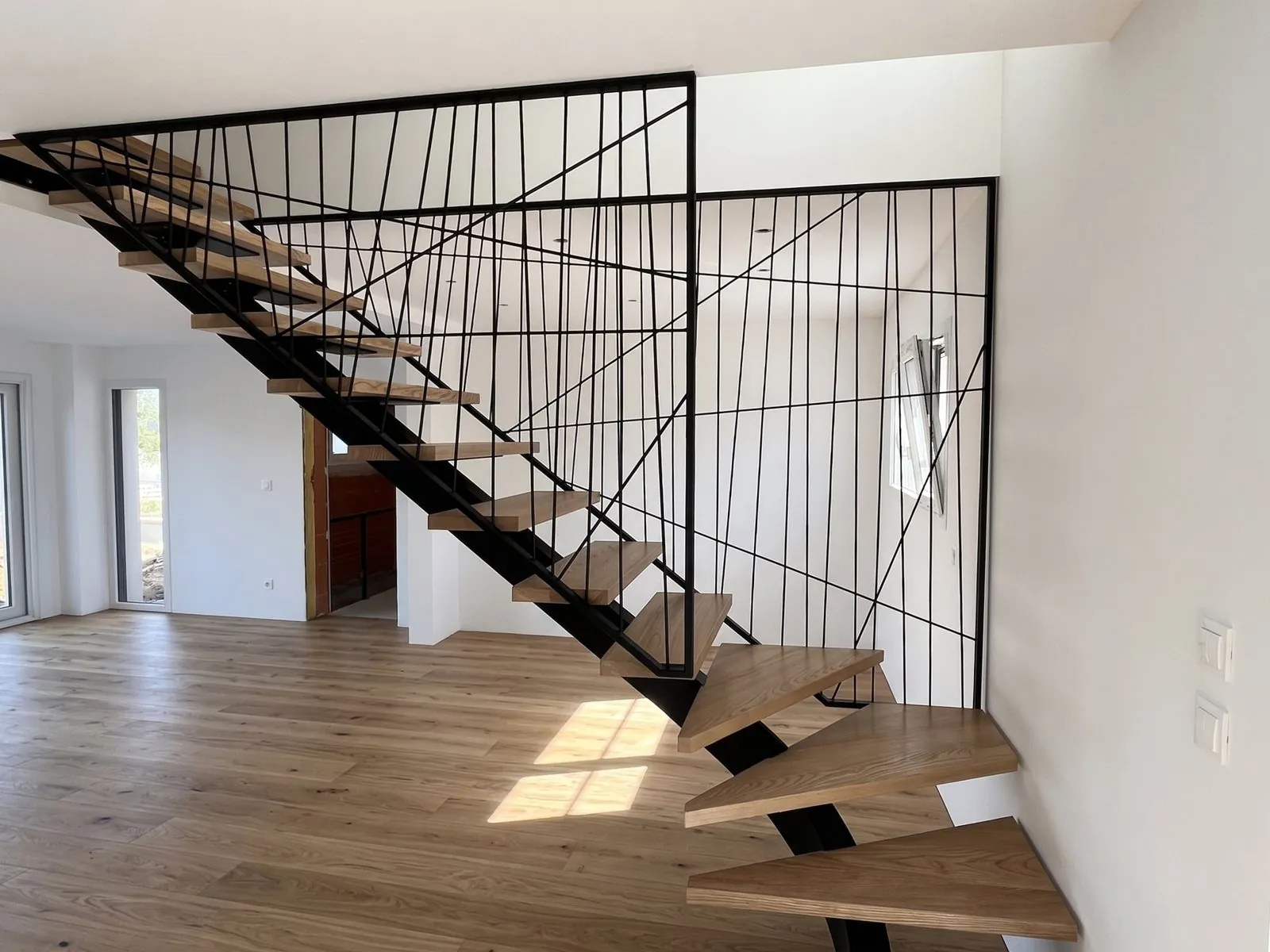 Escalier 1/4 tournant à limon central avec garde-corps à barreaux aléatoires — Colmar
