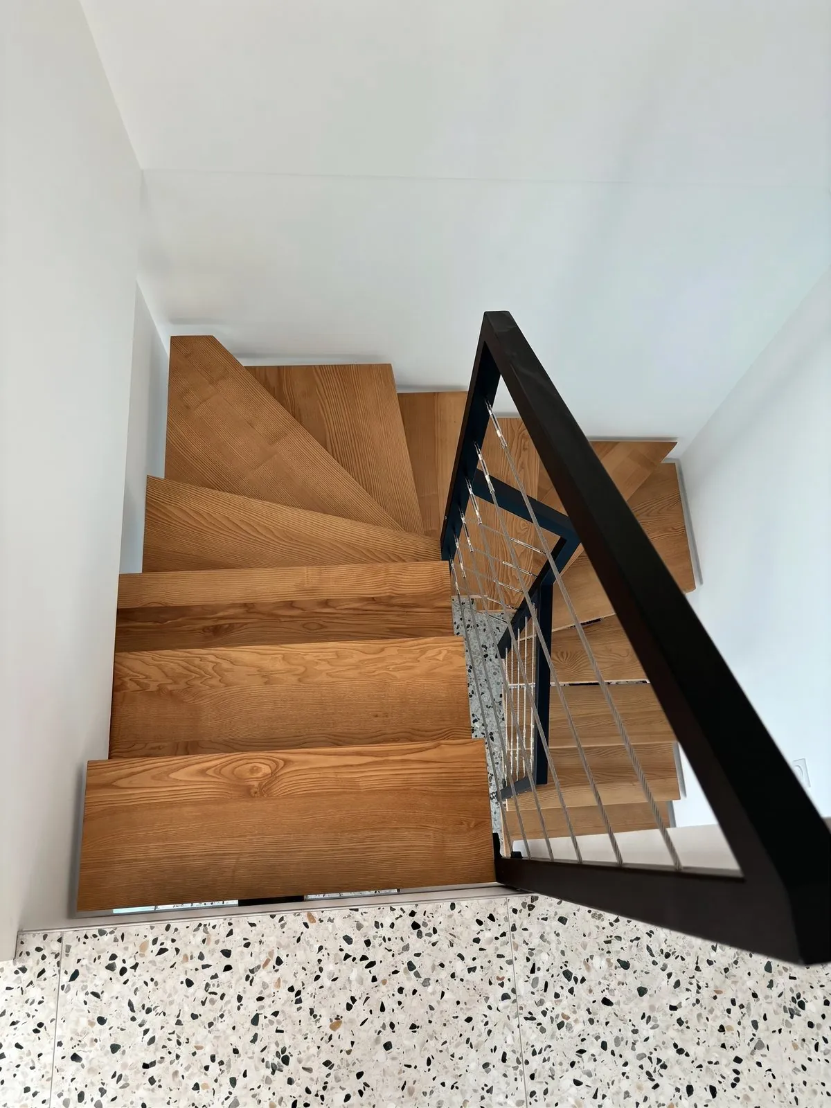 Escalier 2/4 tournant à limon central avec garde-corps à câble tendus — Mulhouse