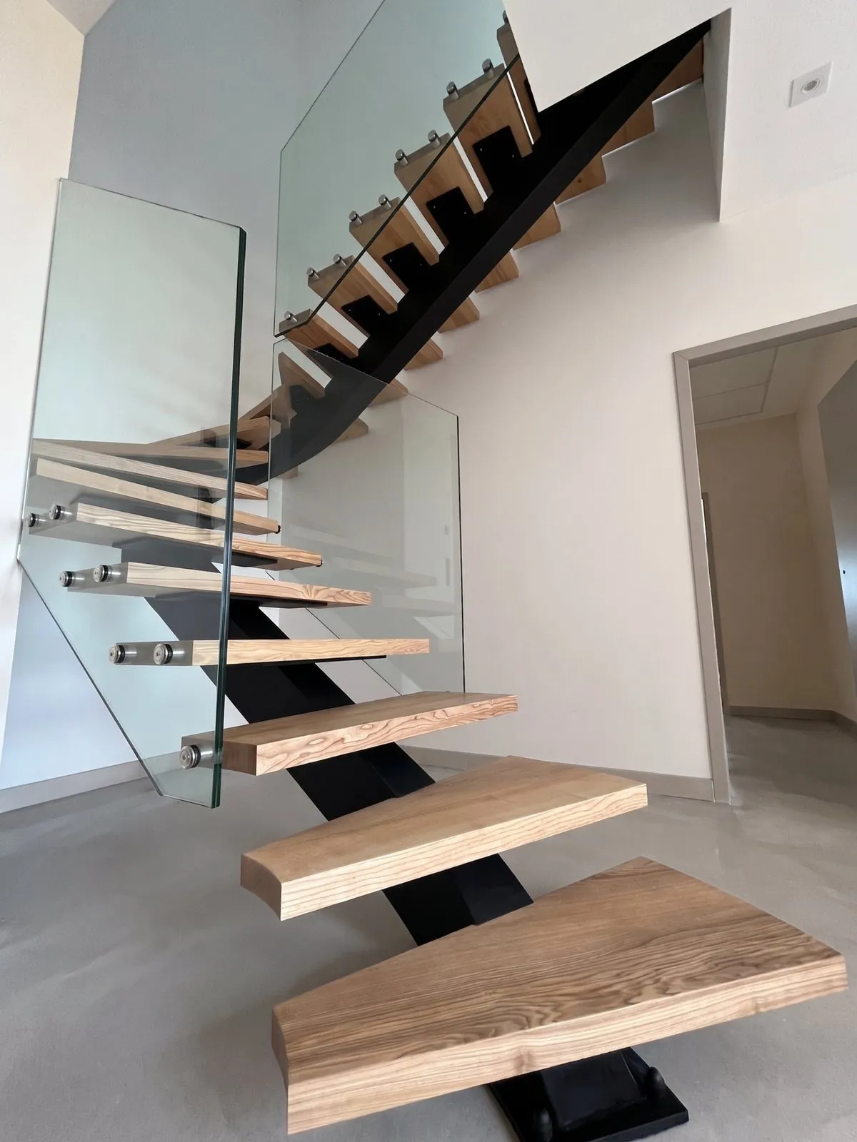 Escalier 2/4 tournant à limon central avec garde-corps tout verre — Vieux-Thann